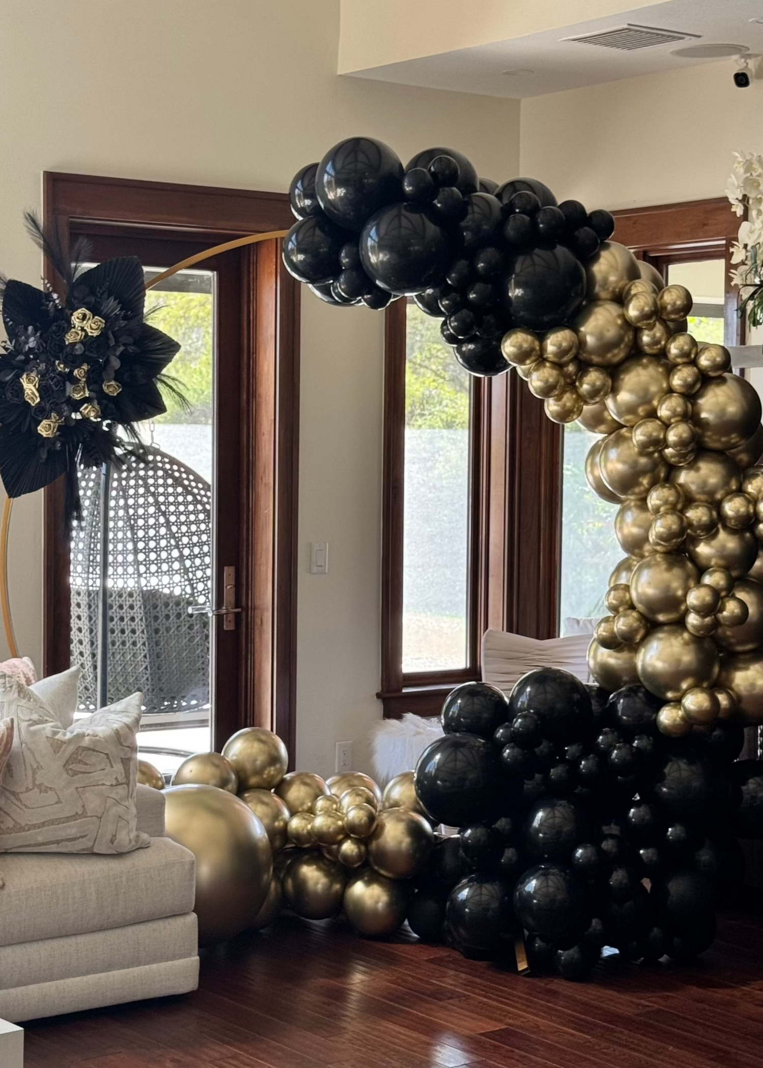 Black &amp; Gold Balloon Garland On Circle Arch with Boho Flower Arrangement