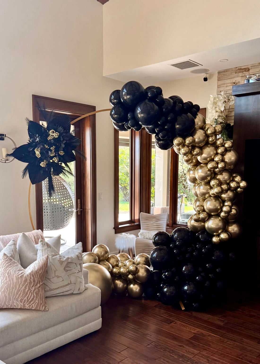 Black &amp; Gold Balloon Garland On Circle Arch with Boho Flower Arrangement