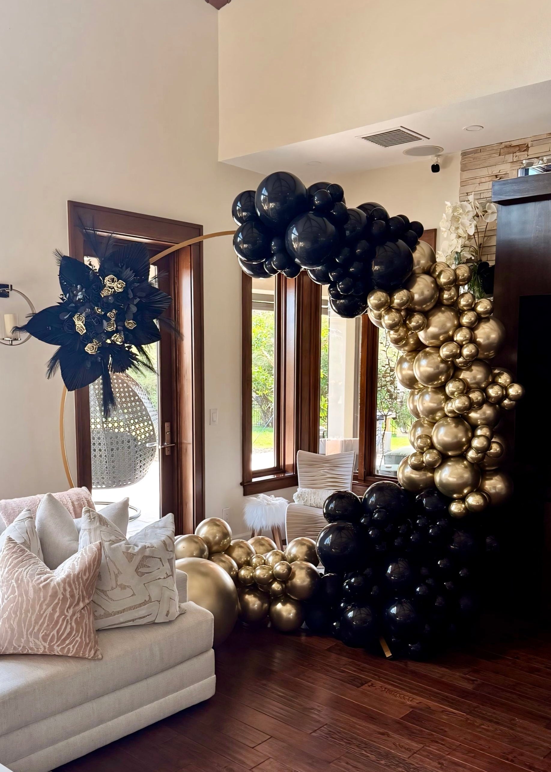Black &amp; Gold Balloon Garland On Circle Arch with Boho Flower Arrangement